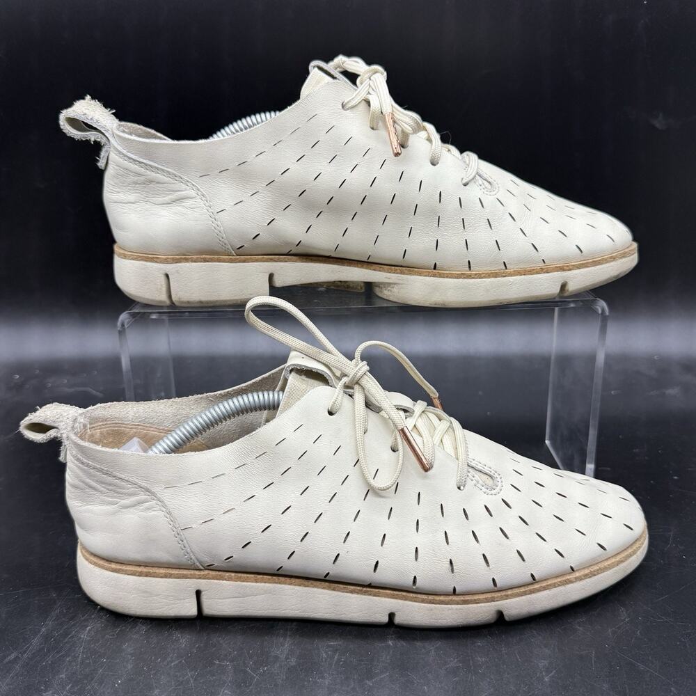 Clarks Sneakers Trigenic Etch Women 7M Shoes Beige Perforated Leather Comfort